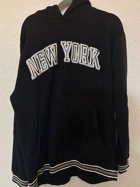 Black Crewneck Sweatshirt with 'New York' Appliqué